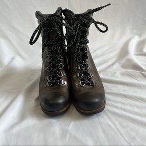 Sorel Conquest leather bootie